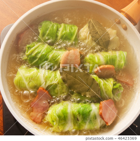 Rolled cabbage consomme 46423369