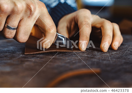Tanner cuts the skin 46423378