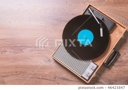 Vintage Gramophone with a vinyl record Vintage Gramophone with a vinyl record 46423847