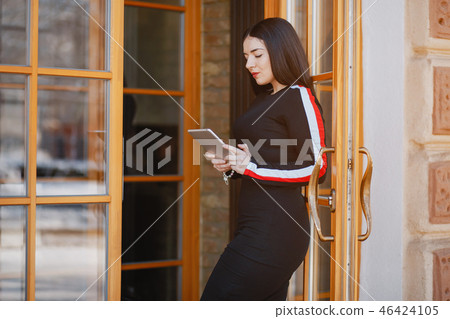 Girl with tablet 46424105