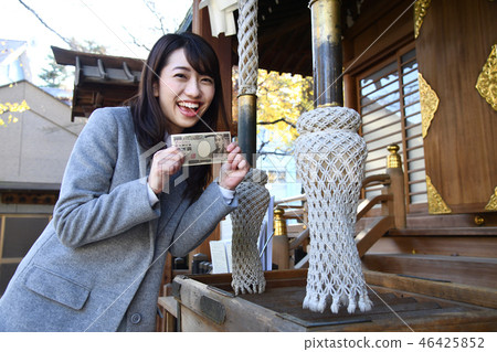 A lady visiting a shrine 46425852