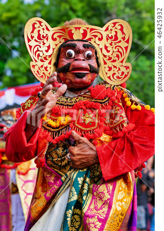 Dancer in Balinese costume and Topeng Wayang mask 46425932