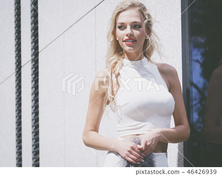 Fashionable woman in city 46426939