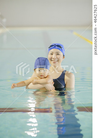 男孩和女人在游泳池裡玩 46427625