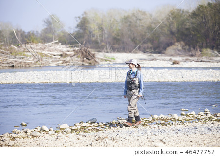 一個女人釣魚 46427752
