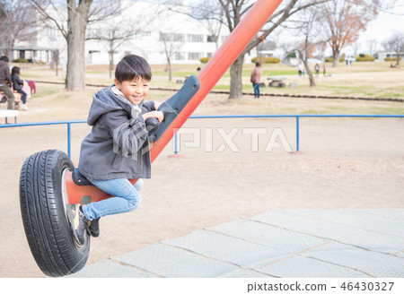 使用在一個公園的男孩在冬天 使用在一個公園的男孩在冬天 46430327