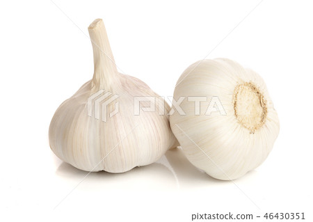 garlic isolated on white background close up garlic isolated on white background close up 46430351