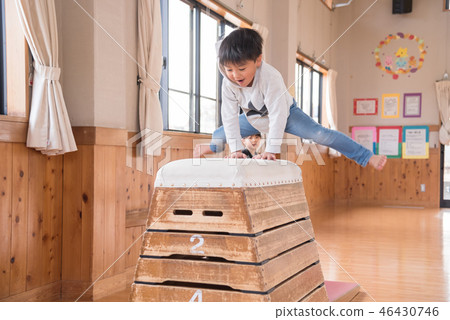 男孩玩跳躍的盒子 46430746