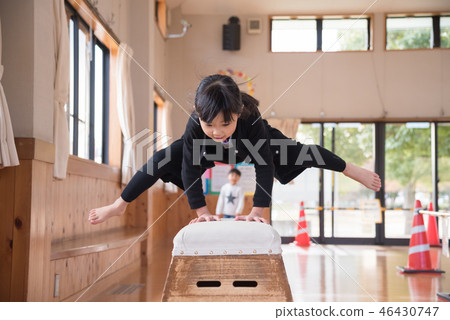 彈跳箱子的女孩 46430747