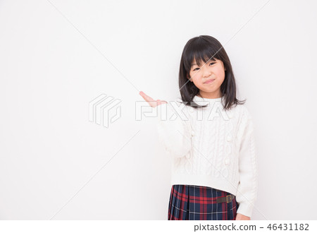 小學女生擺姿勢 46431182
