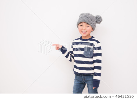 指向與微笑的孩子 46431550