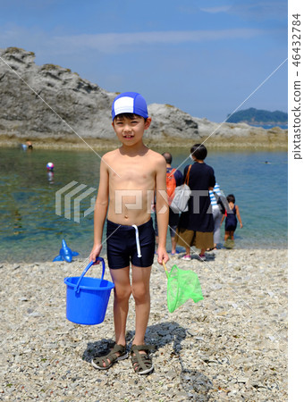 Children playing in the sea 46432784