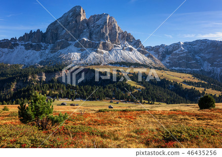 Sass de Putia, Dolomiti - Peitlerkofel, mountain. Sass de Putia, Dolomiti - Peitlerkofel, mountain. 46435256