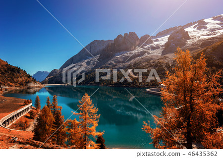 Beautiful autum colors at Fedaia lake 46435362