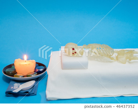 man skeleton at spa massage salon on table 46437352