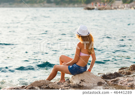 The pleasure of sea freshness on the stones 46441289