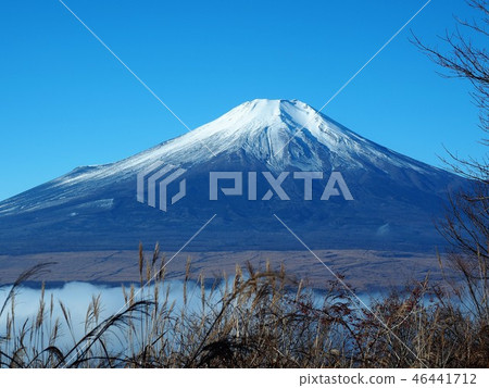 深秋富士山在蔚藍的天空中閃耀1 46441712