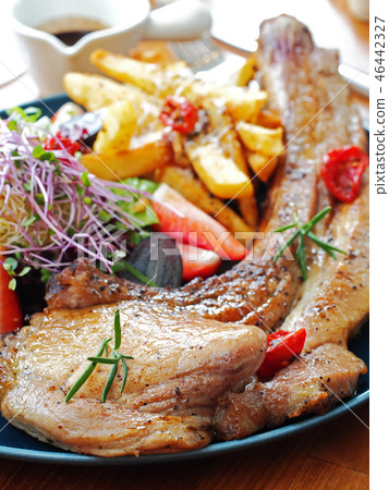 Tomahawk pork chop Tomahawk pork chop 46442327