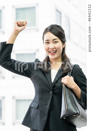 接受在她的智能手機的婦女好消息 接受在她的智能手機的婦女好消息 46442332