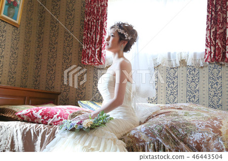 Bride Wearing a Mermaid Line Prom Dress 46443504