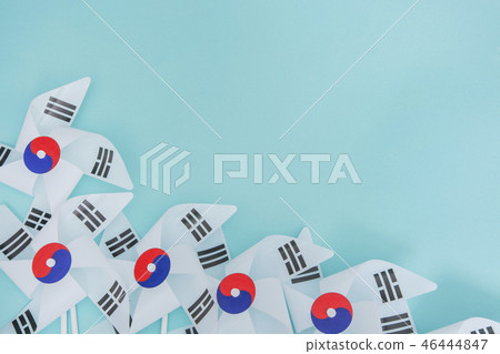 An emblem of Korea and Koreans concept, with national flag 'Taegukgi', national flower 'Rose of Sharon' and so on. 030 An emblem of Korea and Koreans concept, with national flag 'Taegukgi', national flower 'Rose of Sharon' and so on. 030 46444847