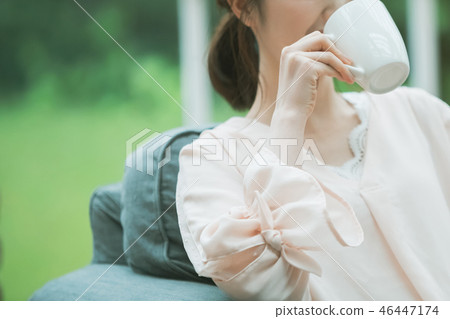 喝咖啡 女生 女孩 46447174