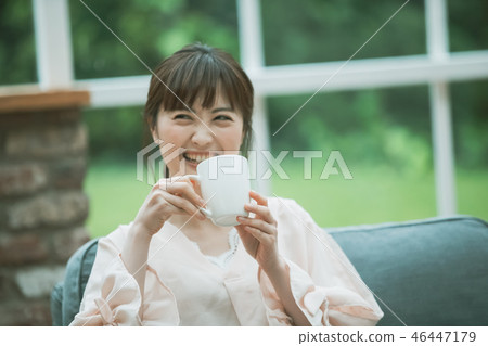 喝咖啡 女生 女孩 46447179