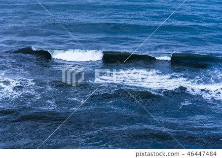 Seas and waves 46447484