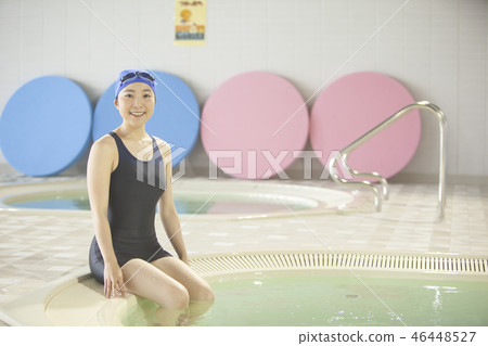 Poolside women Poolside women 46448527