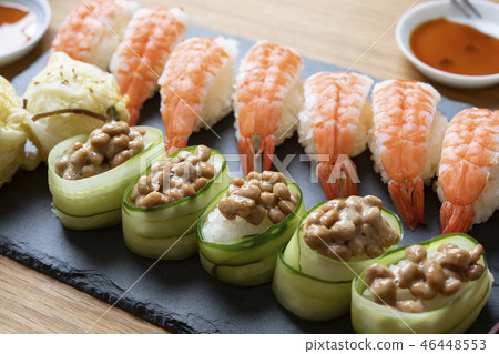 蔬菜壽司和少數蒸蝦 蔬菜壽司和少數蒸蝦 46448553