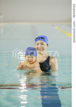 男孩和女人在游泳池裡玩 46448585