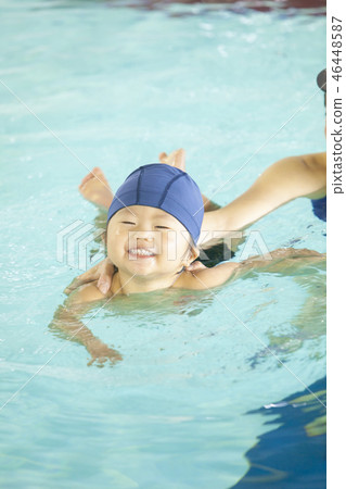 Baby swimming 46448587