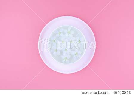 White flowers floating in water 46450848