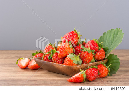 Grass melon water fruit winter heaven winter tree head background strawberry strawberry strawberries 46456801