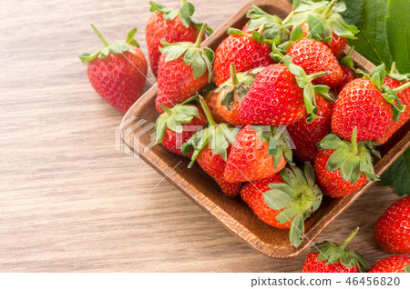 Grass melon water fruit winter heaven winter tree head background strawberry strawberry strawberries 46456820