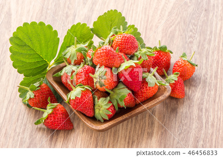 Grass melon water fruit winter heaven winter tree head background strawberry strawberry strawberries 46456833