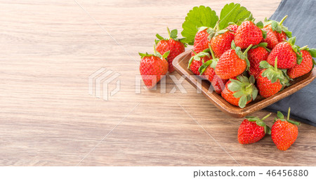 Grass melon water fruit winter heaven winter tree head background strawberry strawberry strawberries 46456880