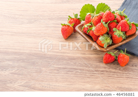 Grass melon water fruit winter heaven winter tree head background strawberry strawberry strawberries 46456881