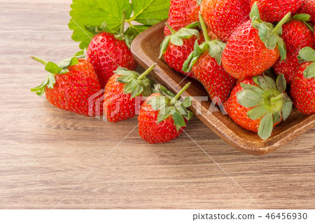 Grass melon water fruit winter heaven winter tree head background strawberry strawberry strawberries 46456930