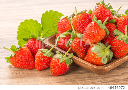 Grass melon water fruit winter heaven winter tree head background strawberry strawberry strawberries 46456972