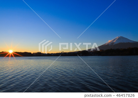 朝日和富士山河口湖 46457826