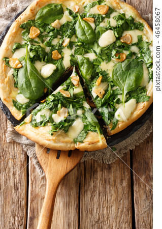 Healthy white pizza with spinach, garlic Healthy white pizza with spinach, garlic 46458067