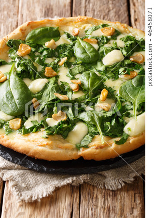 Italian traditional pizza with fresh spinach 46458071