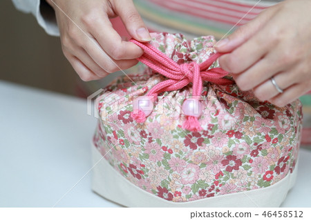 束口袋(手工製作手工小盒子案例雜項繪圖工作身體部位花卉圖案不露面) 束口袋(手工製作手工小盒子案例雜項繪圖工作身體部位花卉圖案不露面) 46458512