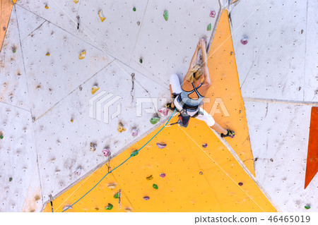 girl climbing up the wall 46465019