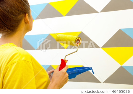 girl paints the wall 46465026