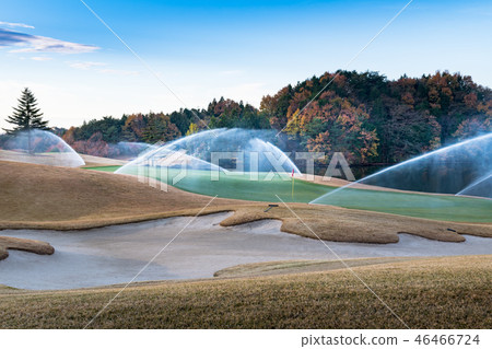 清晨在福島的一個高爾夫球場澆水和加油 清晨在福島的一個高爾夫球場澆水和加油 46466724
