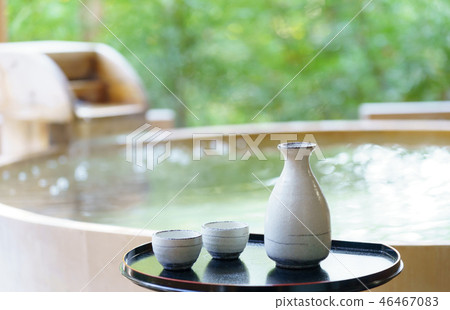 露天浴日本清酒日式旅館溫泉圖像 46467083