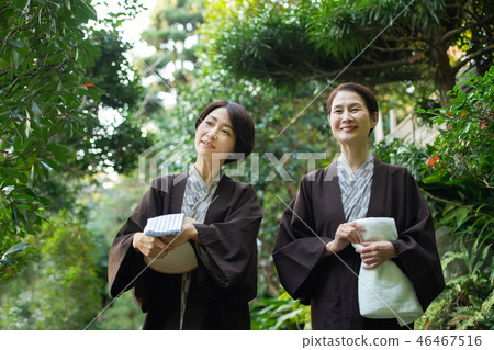 溫泉室外浴yukata女性父母孩子溫泉旅行圖像 溫泉室外浴yukata女性父母孩子溫泉旅行圖像 46467516
