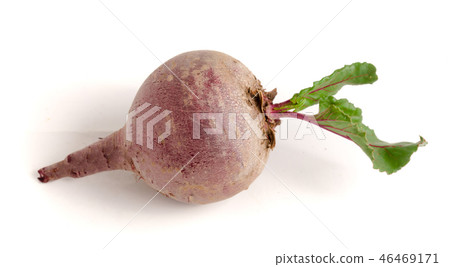 Beetroot with leaf isolated on white background 46469171